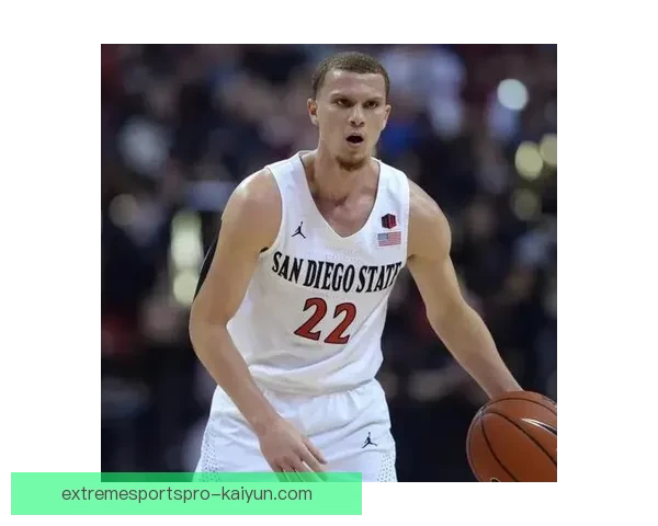 弗林·唐斯在英超赛季中表现亮眼，助球队稳步提升排名。